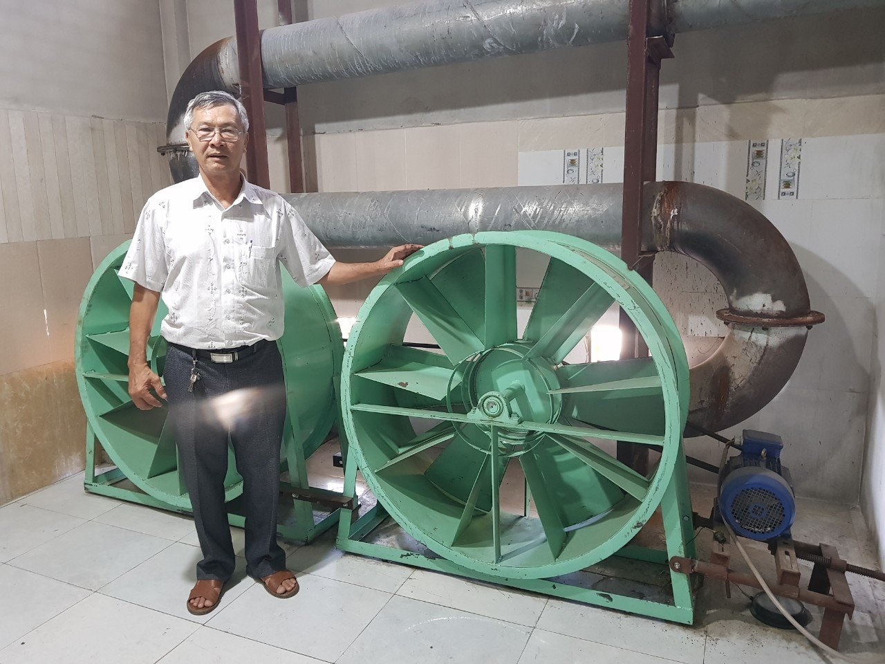 ong duong xuan qua thanh dat trong san xuat kinh doanh va tan tam voi cong tac dong toc 4